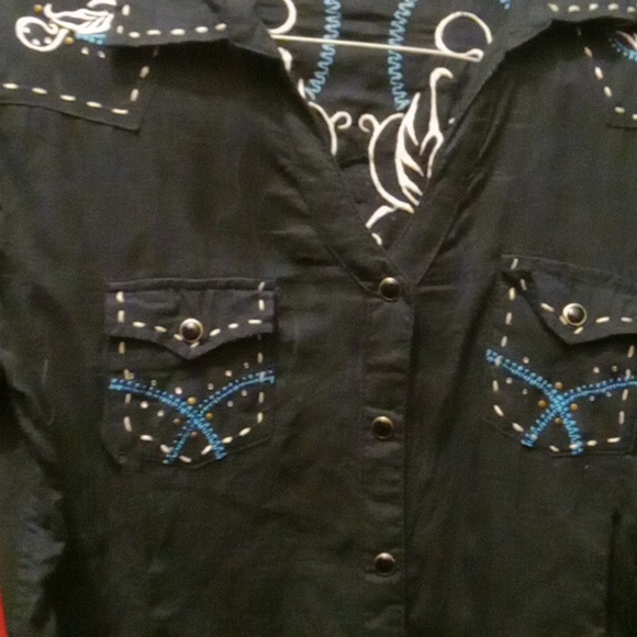 A Button Down Womans Western pre-owned Shirt. - Picture 3 of 6